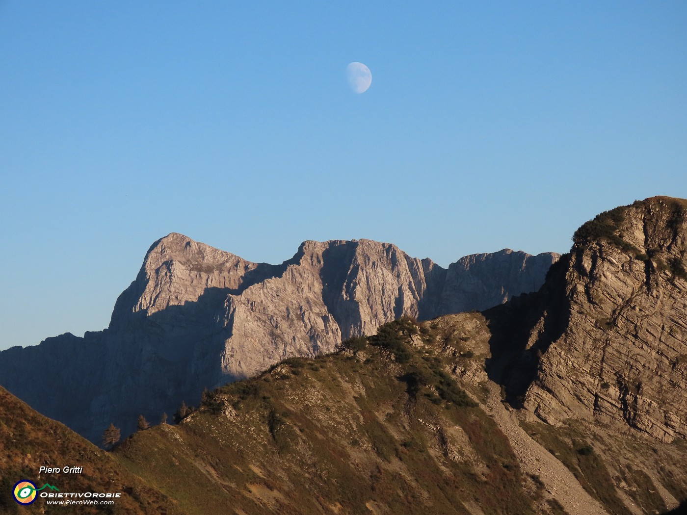 72 E intanto spunta la luna dal monte !.JPG